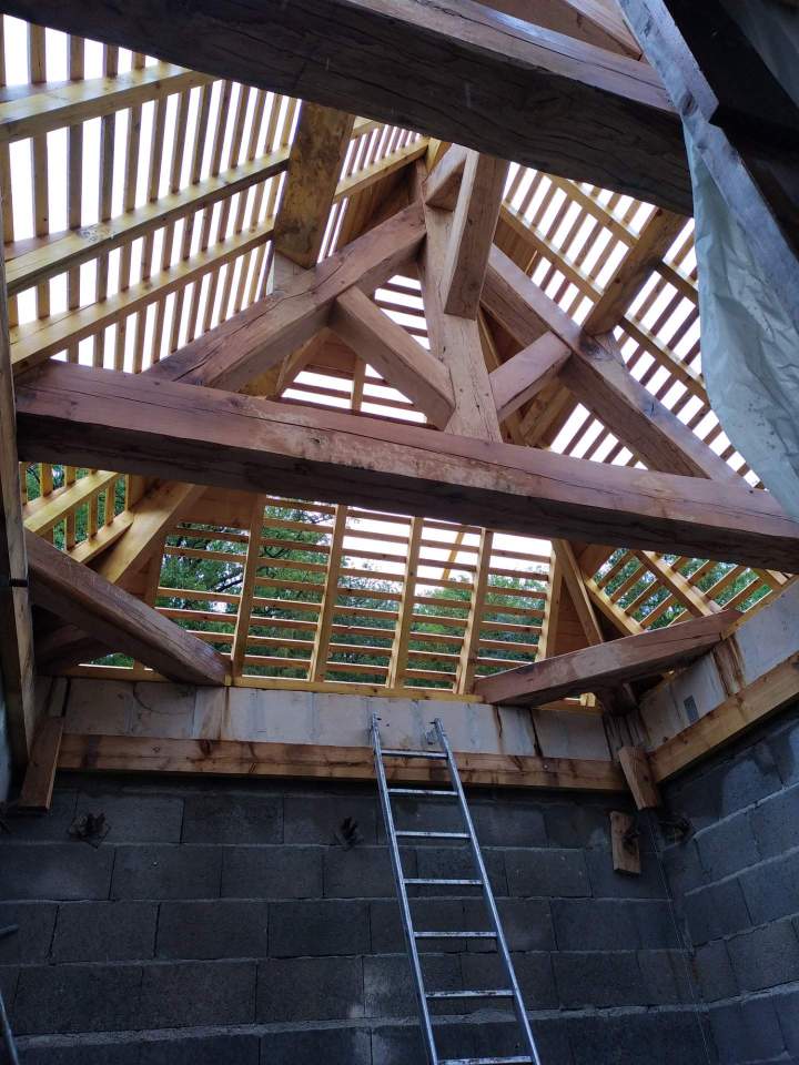 Charpente chêne taillée et assemblée dans nos ateliers puis levage à 30 m de haut grâce à nos partenaires grutiers