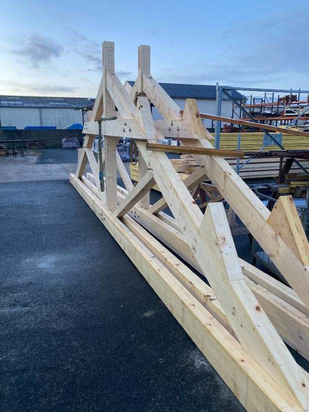 Charpente en sapin de 10 mètres de long, taillée et assemblée dans nos ateliers puis gruté sur le chantier.